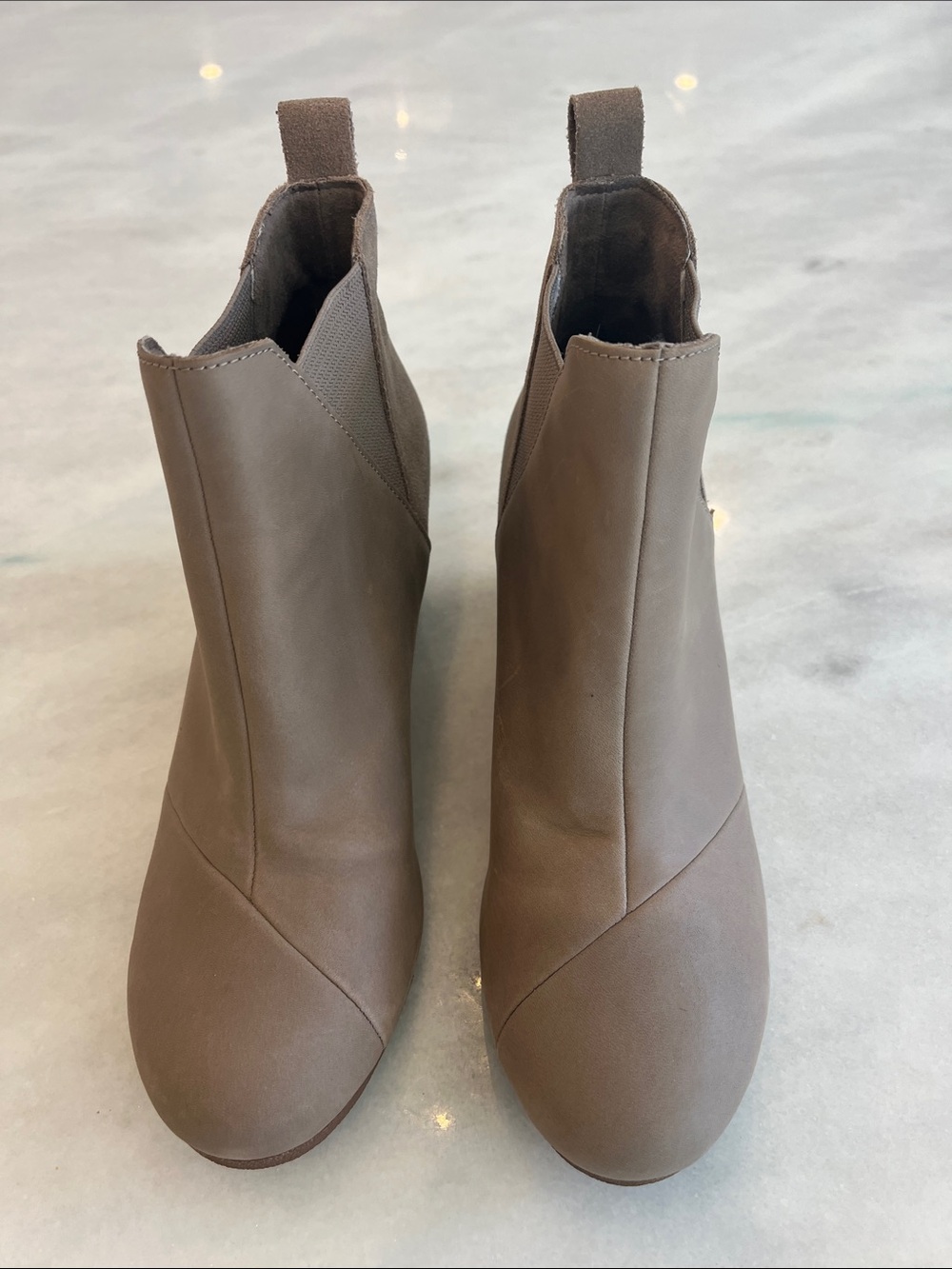 NEW TOMS Kelsey Booties Ankle Wedge Boots Taupe Grey Leather Suede Size 9 - Picture 4 of 13